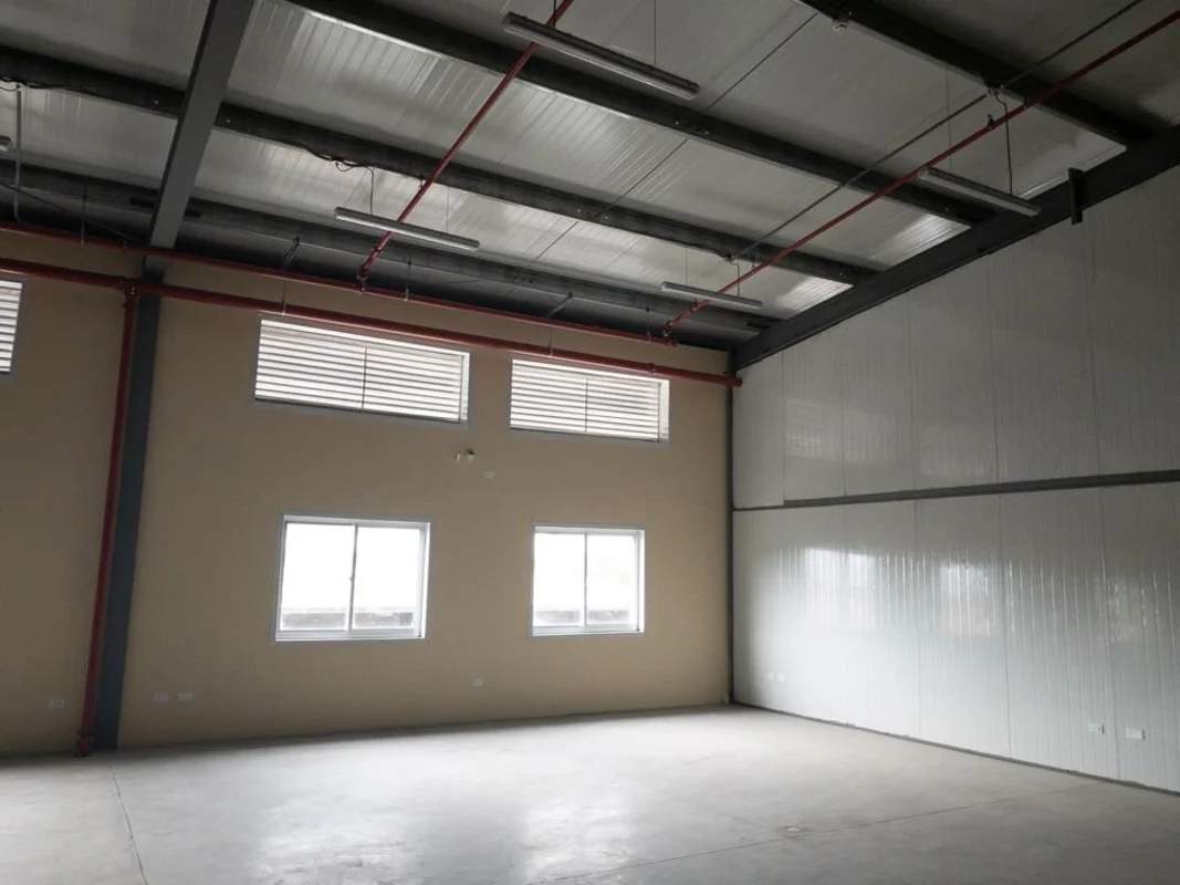 Ventilated roof structure metal beams open industrial warehouse in Via Tocumen Panama