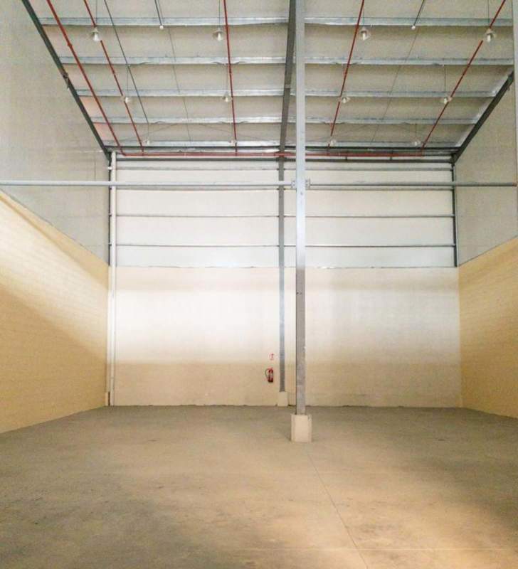 Empty industrial warehouse interior high ceiling concrete floor rental in Panama City