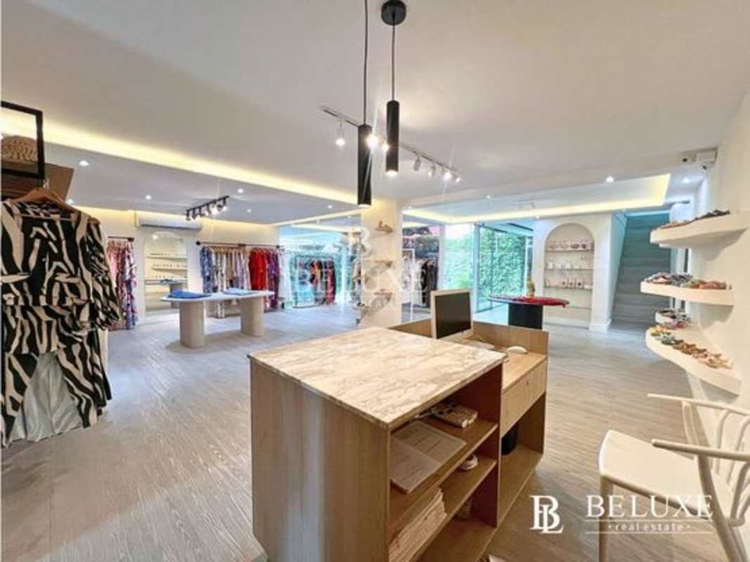 Open flexible plan upstairs with large windows in commercial house San Francisco Panama