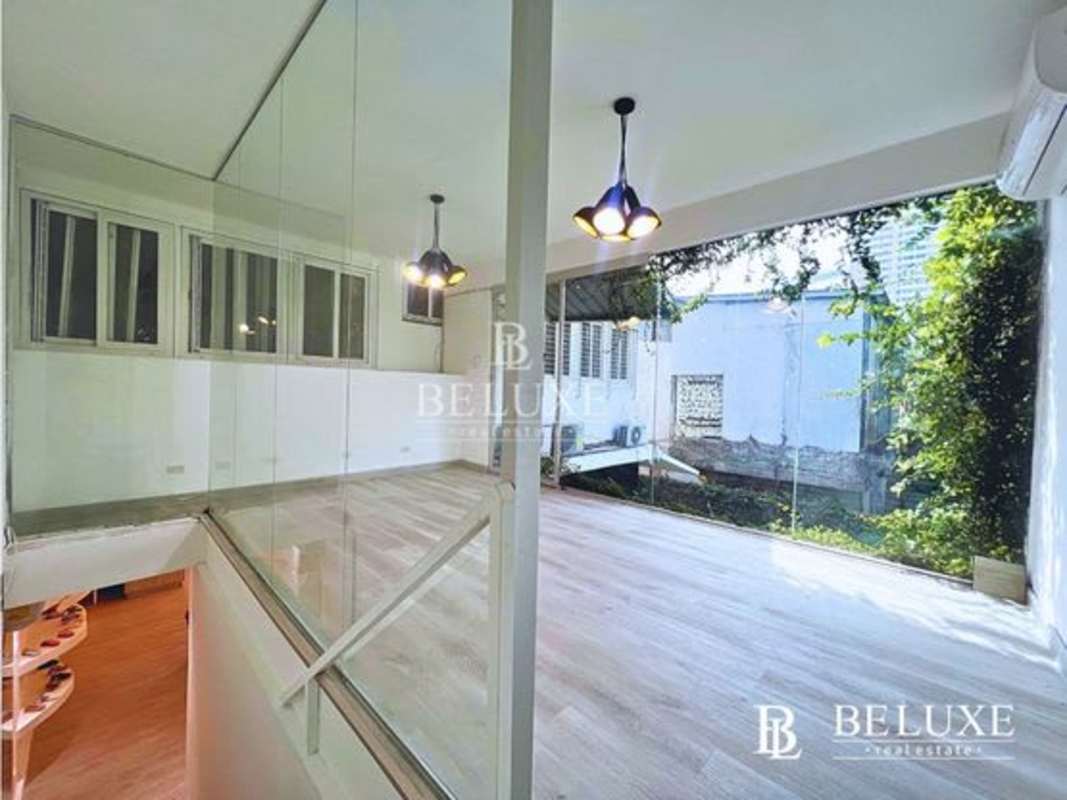 Enclosed private office ideal for consulting or management San Francisco Panama