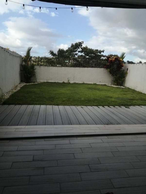 Spacious living room with AC unit, tiled floor, gray accent wall and windows Residencial San Isidro Panama