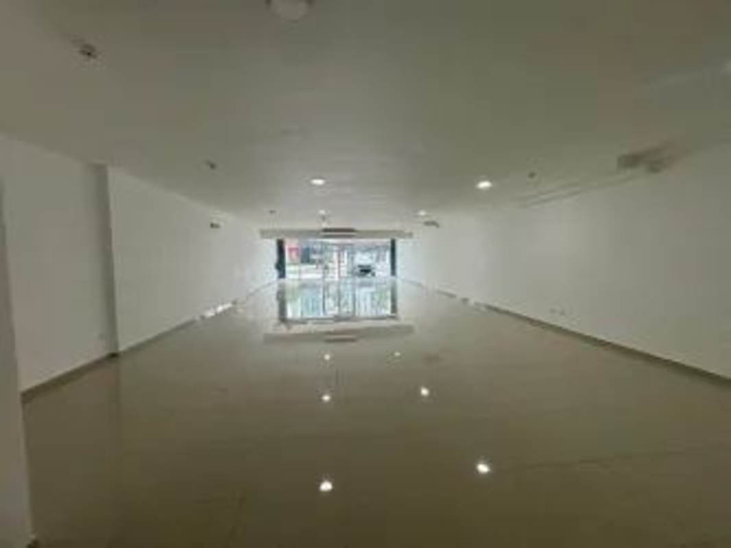 Vacant interior retail or office space to rent on Via España Panama City