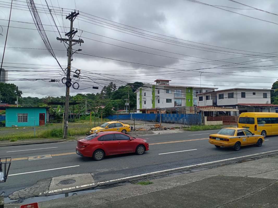 Intersection on Ave La Paz with vehicles and multi-story buildings in El Ingenio Panama City