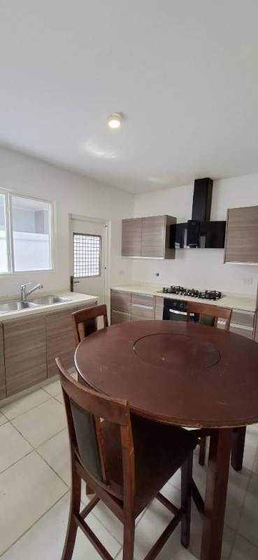 Modern large swimming pool with lounge chairs PH Victoria Villa Zaita Panama