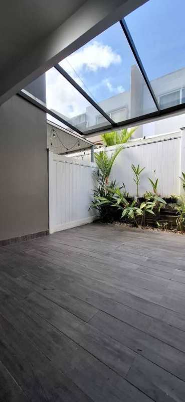Glass roof patio, wood tiles, white fence, plants PH Victoria Panama