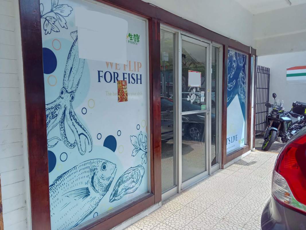 Retail commercial space with glass door, large display windows and seafood branding in Panama City
