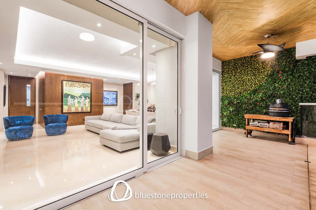 Spacious living room with wall-to-wall windows and Pacific ocean view at PH Paramount Costa del Este