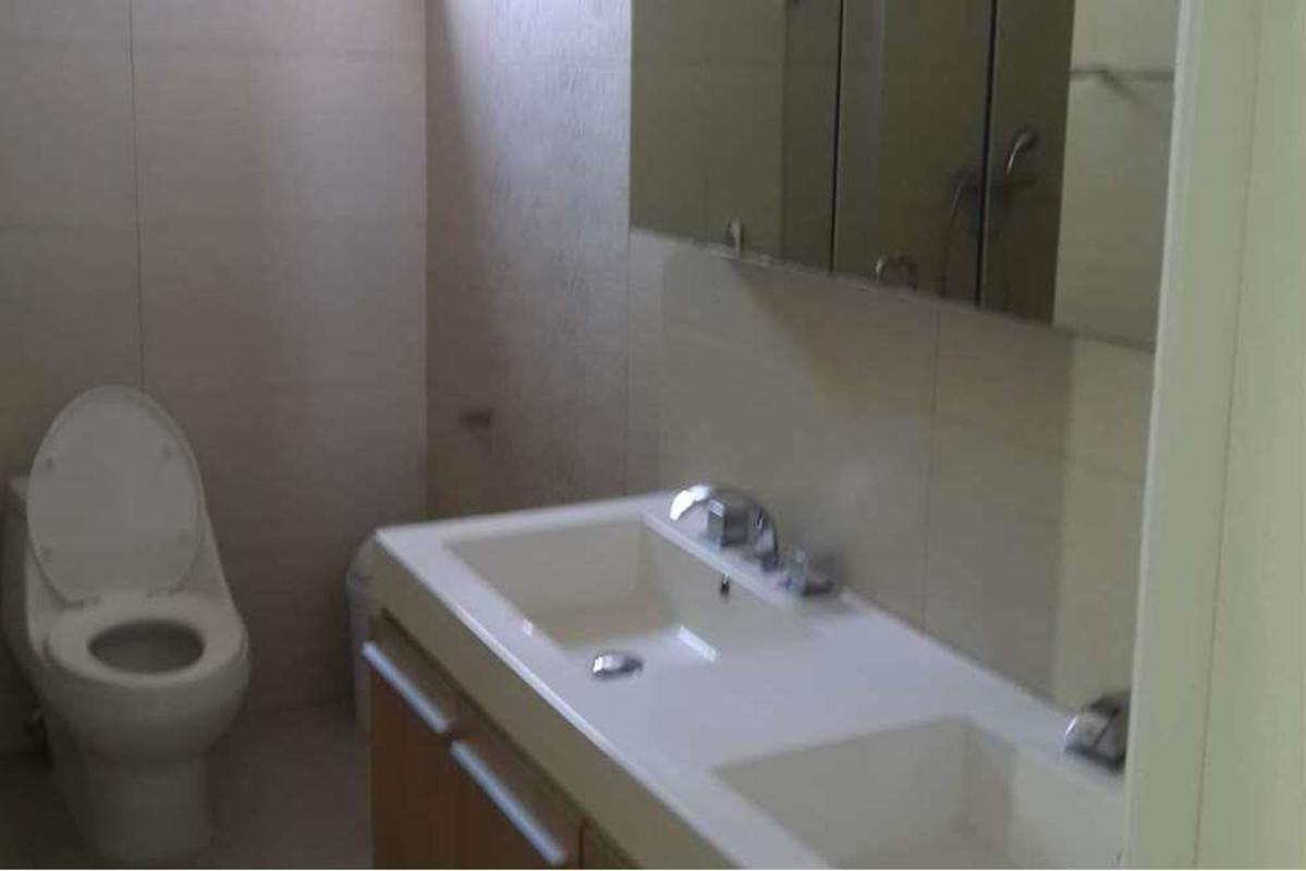 Bathroom with vanity, double sink, glass-enclosed shower PH Yoo Panama