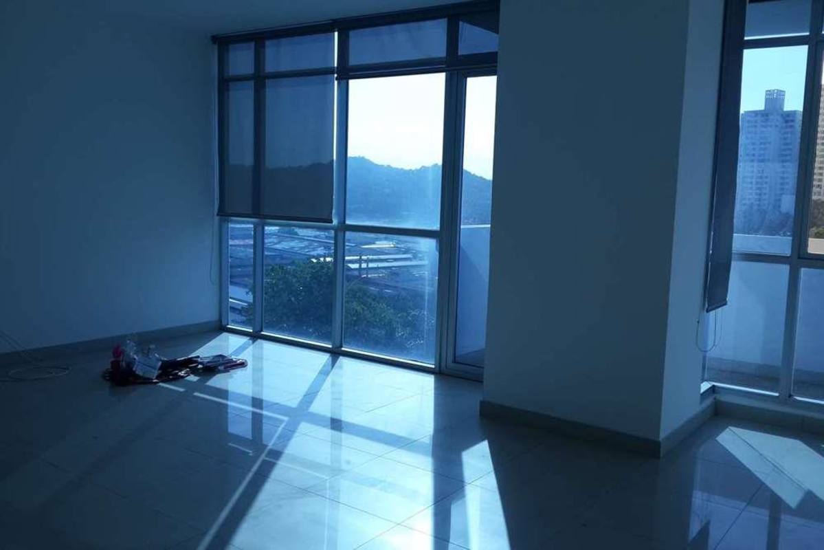 Bedroom with built-in closets and window in PH Yoo Panama, Bella Vista