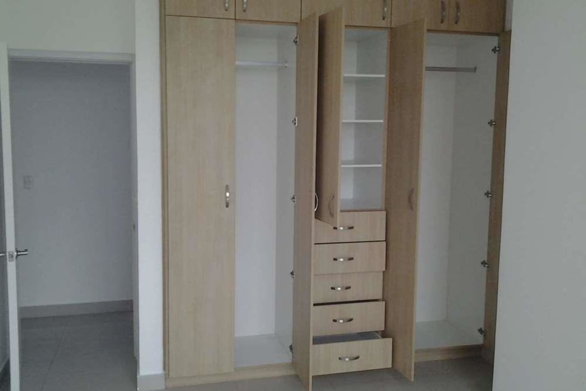 Bedroom with built-in closets in luxury apartment PH Yoo Panama