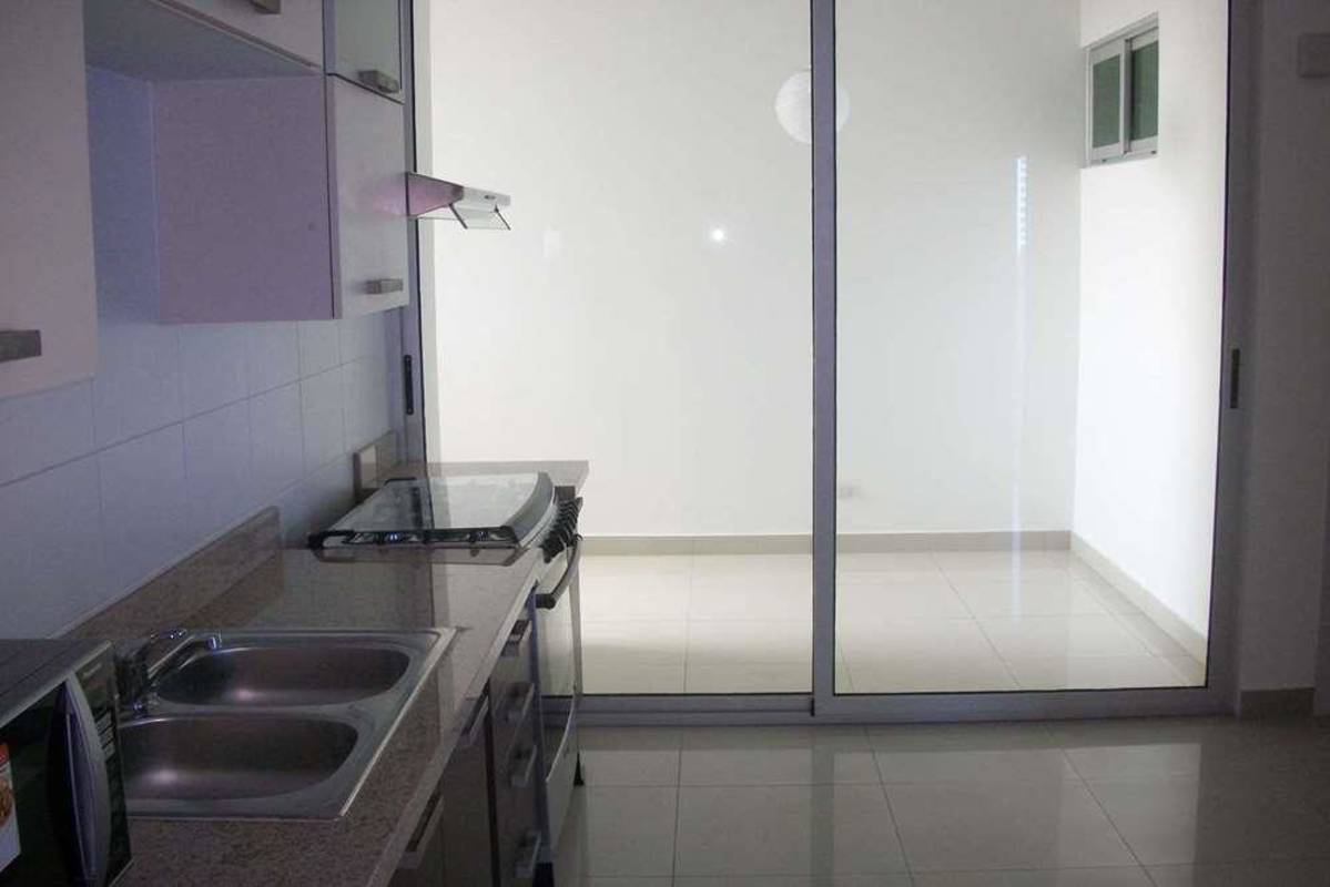 Modern kitchen granite countertops, double sink, gas stove PH Yoo Bella Vista