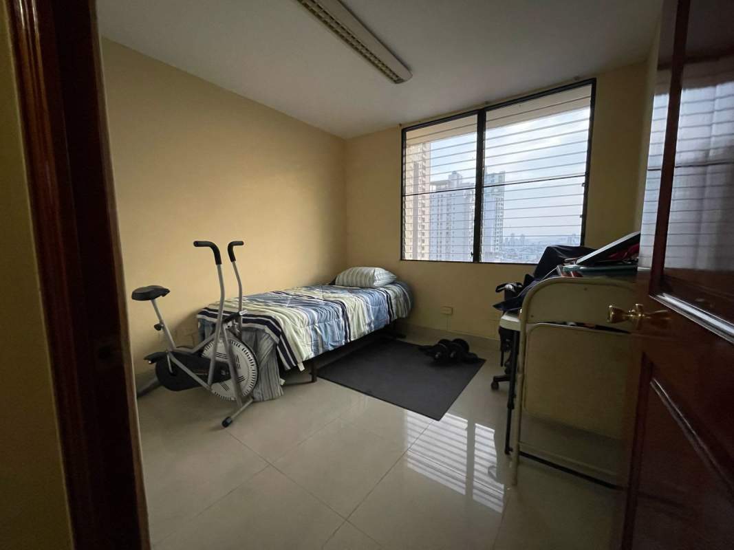 Traditional apartment kitchen with granite counters PH Torre Vista Real Panama