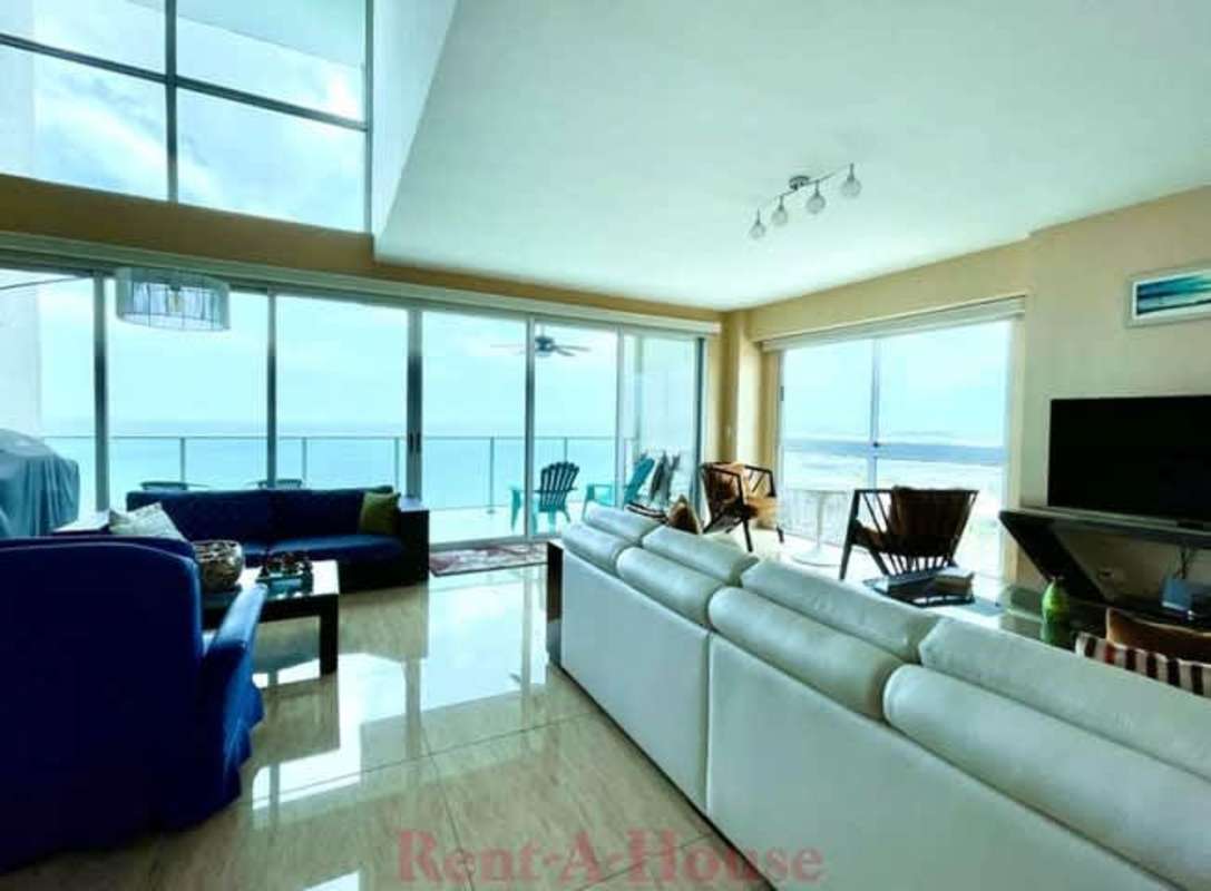 Open plan living room with panoramic ocean views and floor-to-ceiling windows in PH Yacht Club Panama