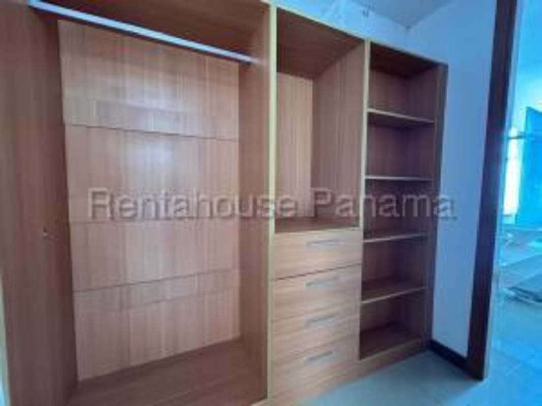 Kitchen with granite countertops upper cabinets PH Bahia del Golf Coco del Mar Panama