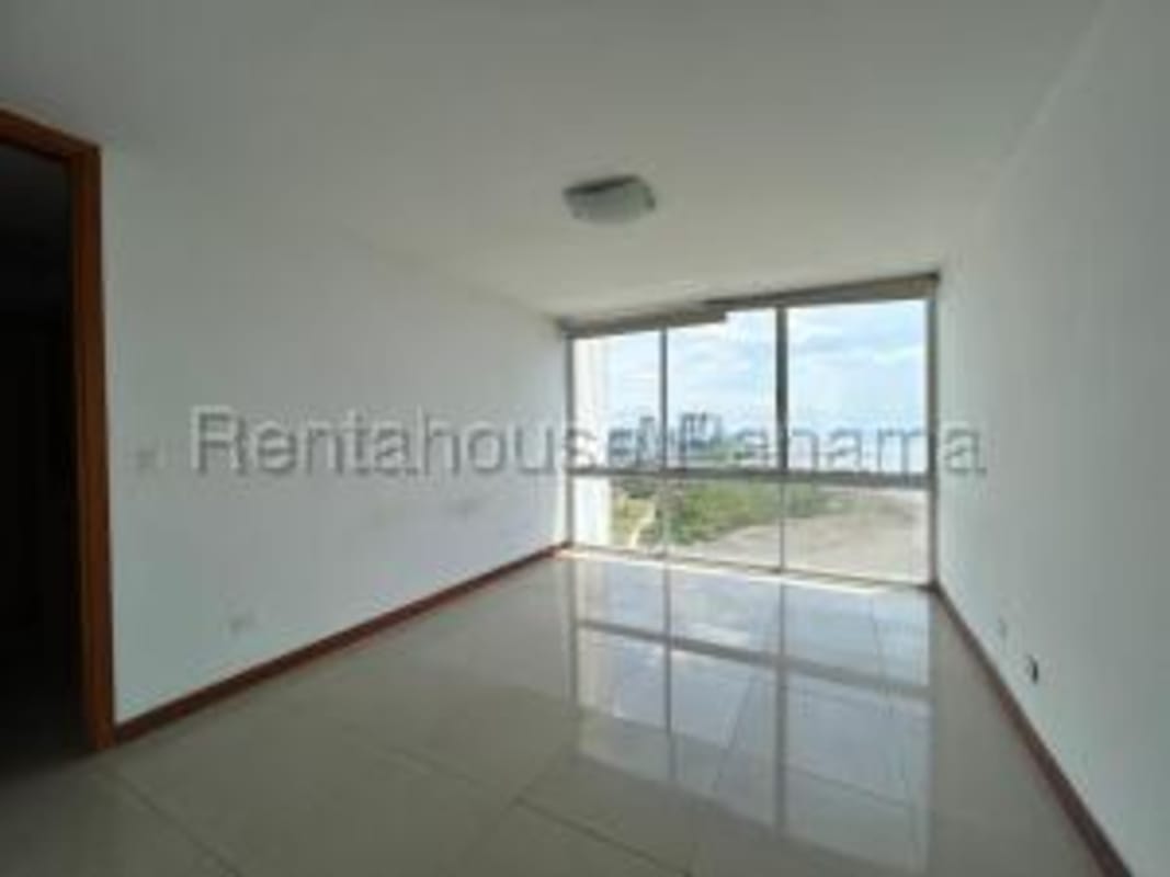 Modern bathroom ceramic tiles glass shower PH Bahia del Golf Coco del Mar Panama