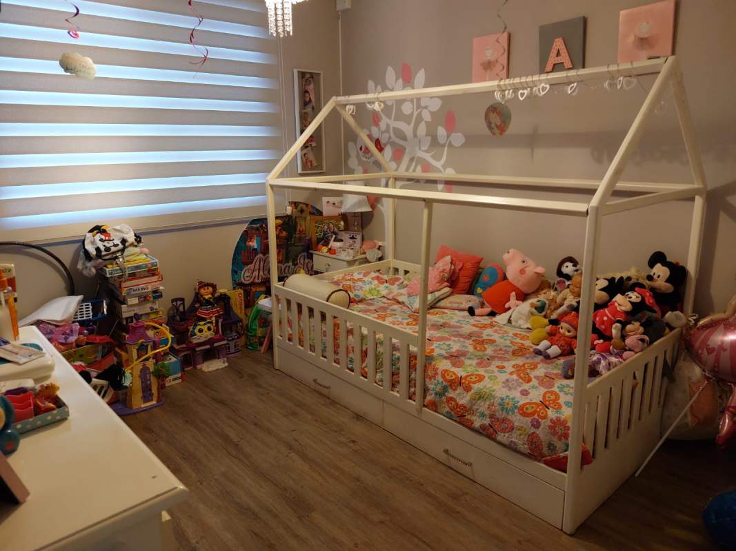 Children's bedroom with playful decor and house-shaped bed in duplex Panama