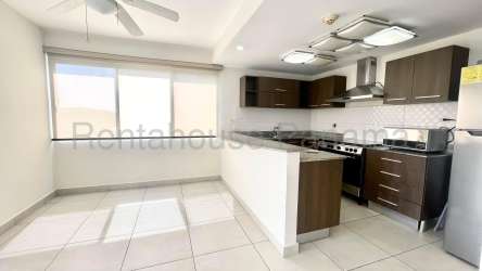 Contemporary bathroom with walk-in shower, sink and ceramic tile in Woodland apartment Panama Pacifico