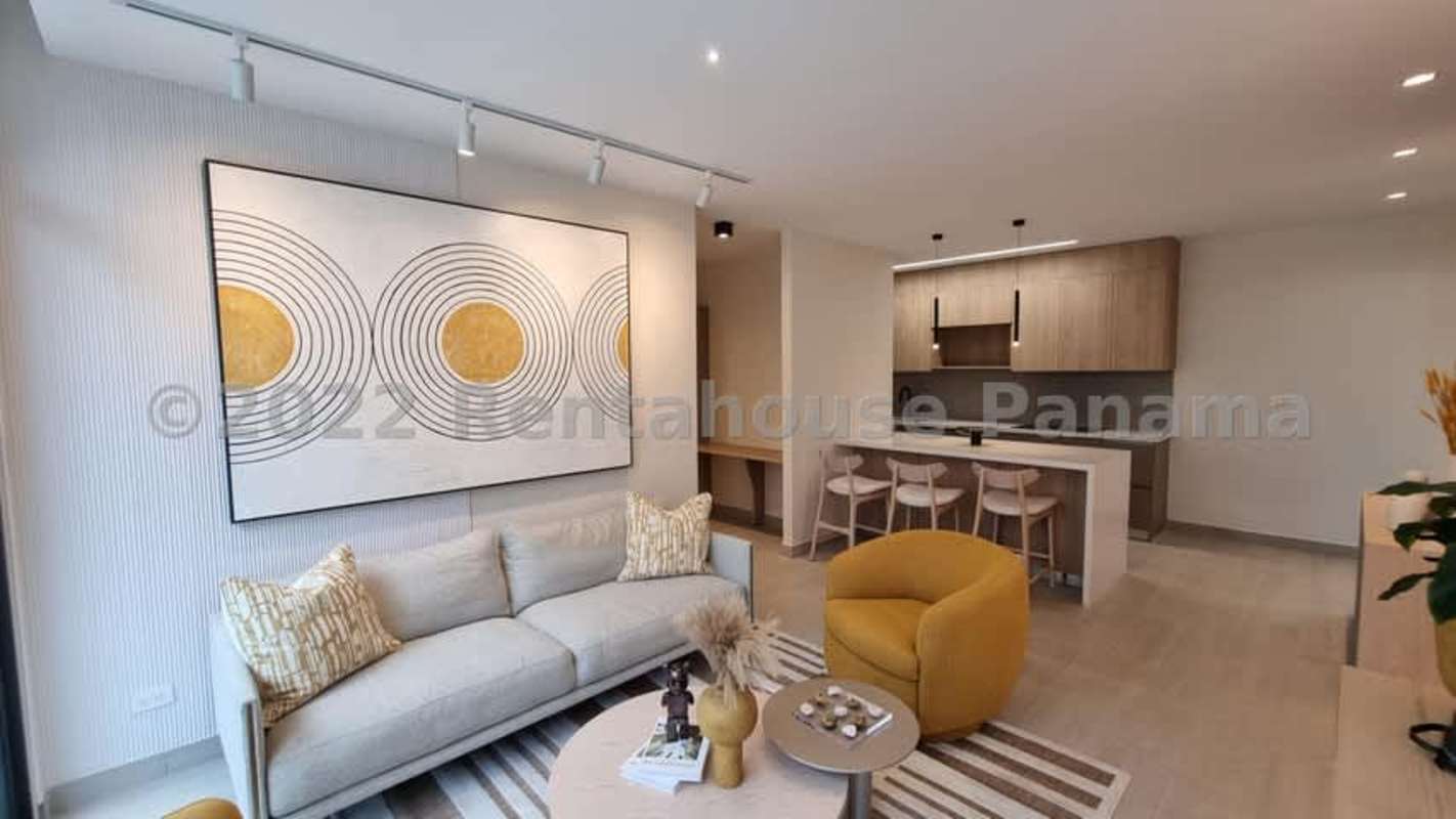 Open kitchen with island and contemporary finishes in PH Nogal Costa del Este