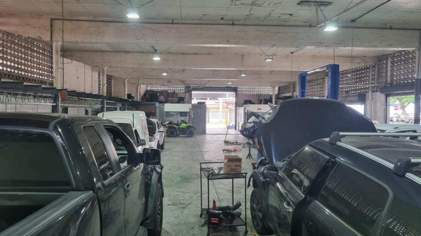 Automotive service workshop inside commercial warehouse in Parque Lefevre Panama