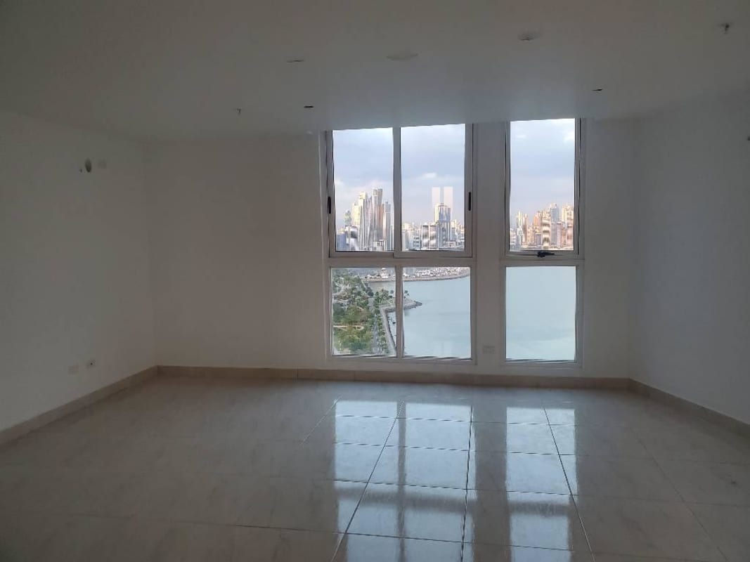 Living room with floor-to-ceiling windows, Pacific ocean, skyline in PH The Sands Panama
