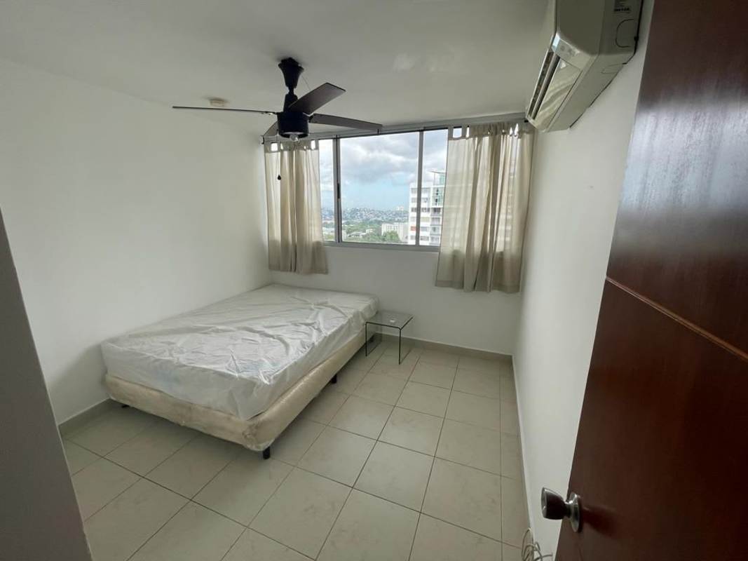 Second minimalist bedroom with closet and split AC in PH Central Park Panama