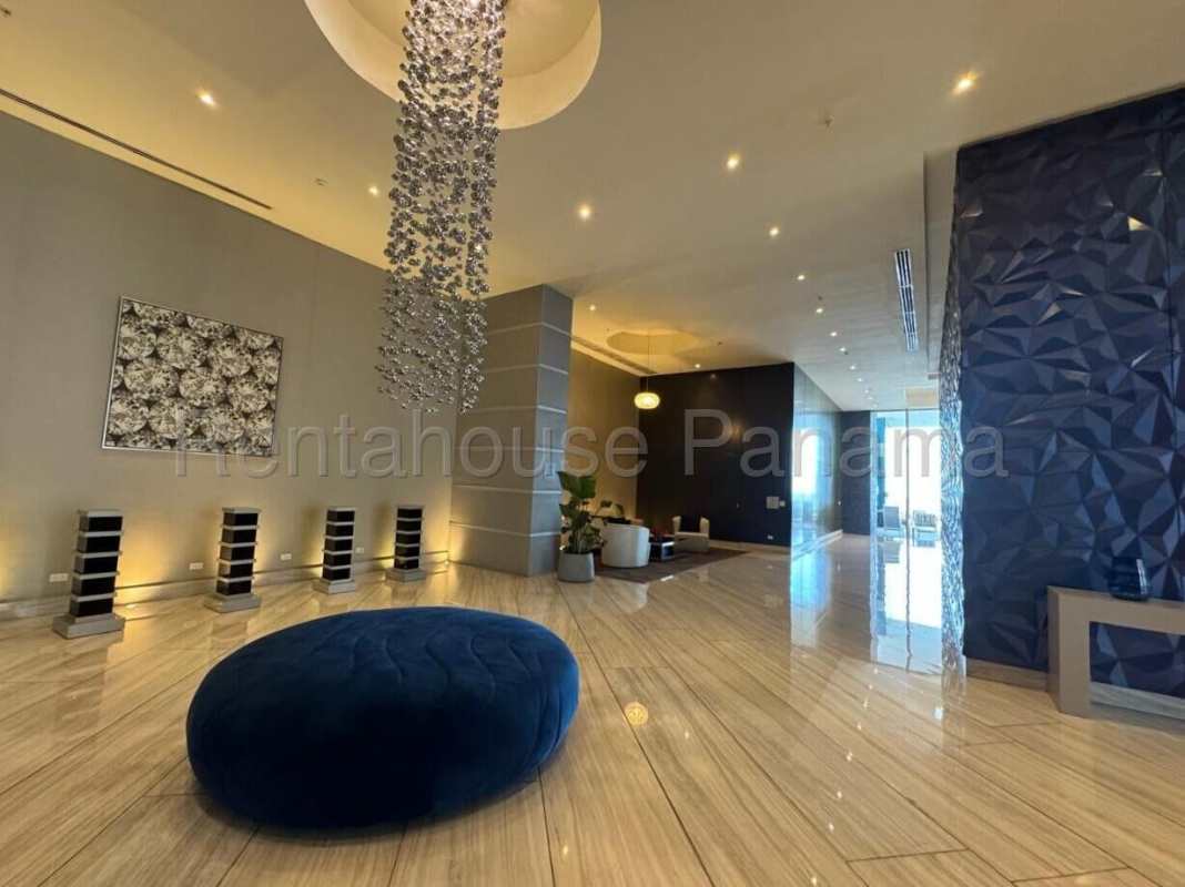 Fully equipped kitchen with granite countertops, stainless steel oven, gas cooktop in PH Ocean Club Panama