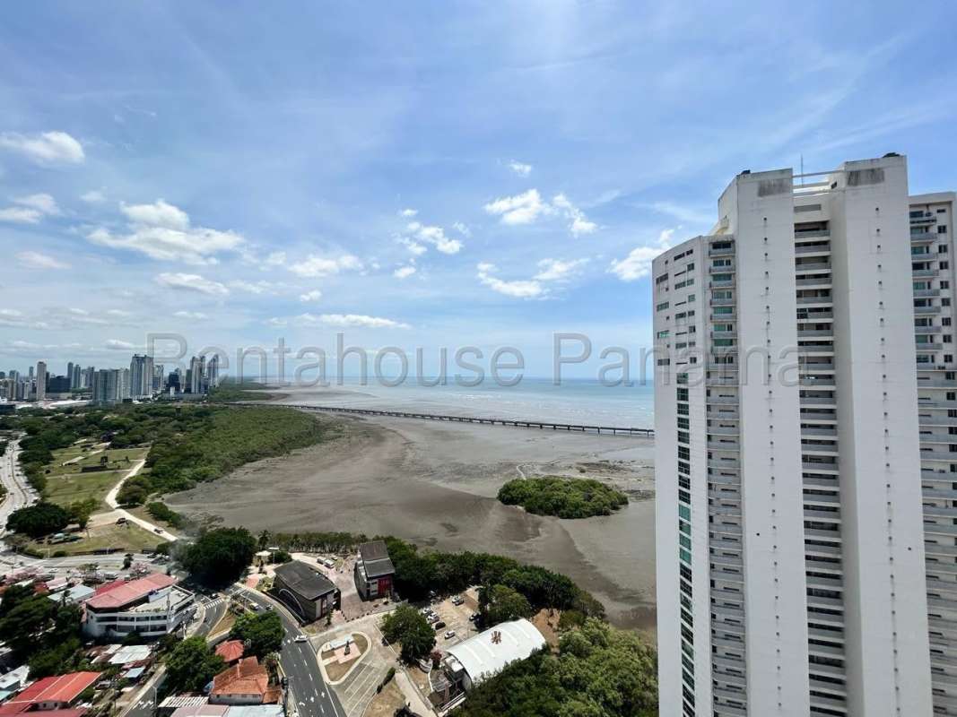 Large master bedroom with walk-in closet, en-suite bathroom and ocean view windows in PH Coco del Mar Panama City