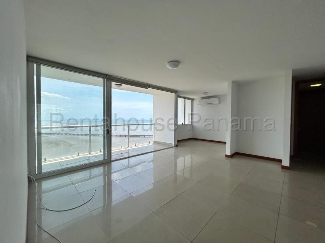 Kitchen with granite countertops, wood cabinetry and stainless sink in PH Coco del Mar Tower Panama