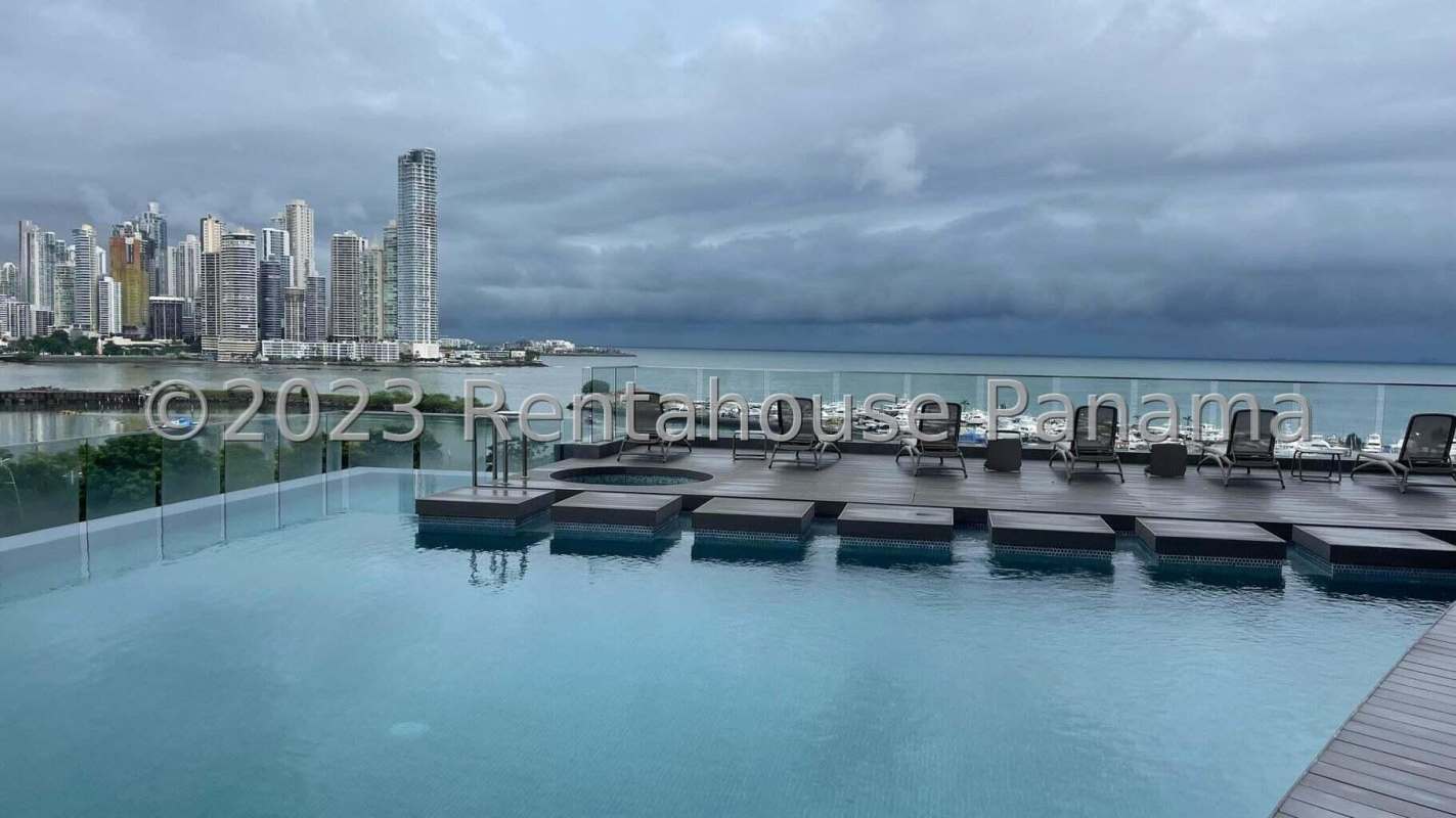 Luxury infinity rooftop pool with panoramic ocean and city views at PH Yacht Club Avenida Balboa Panama