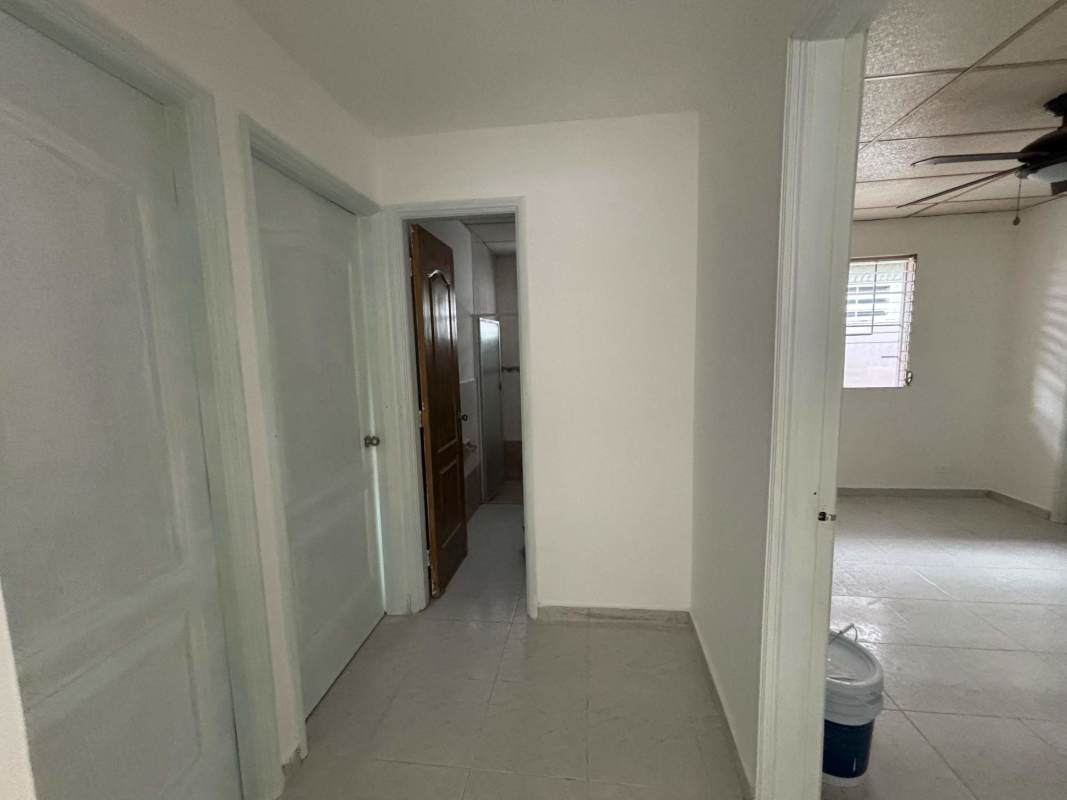 Spacious bathroom with vessel sink, granite countertop and shower enclosure at Quintas de Monticello house