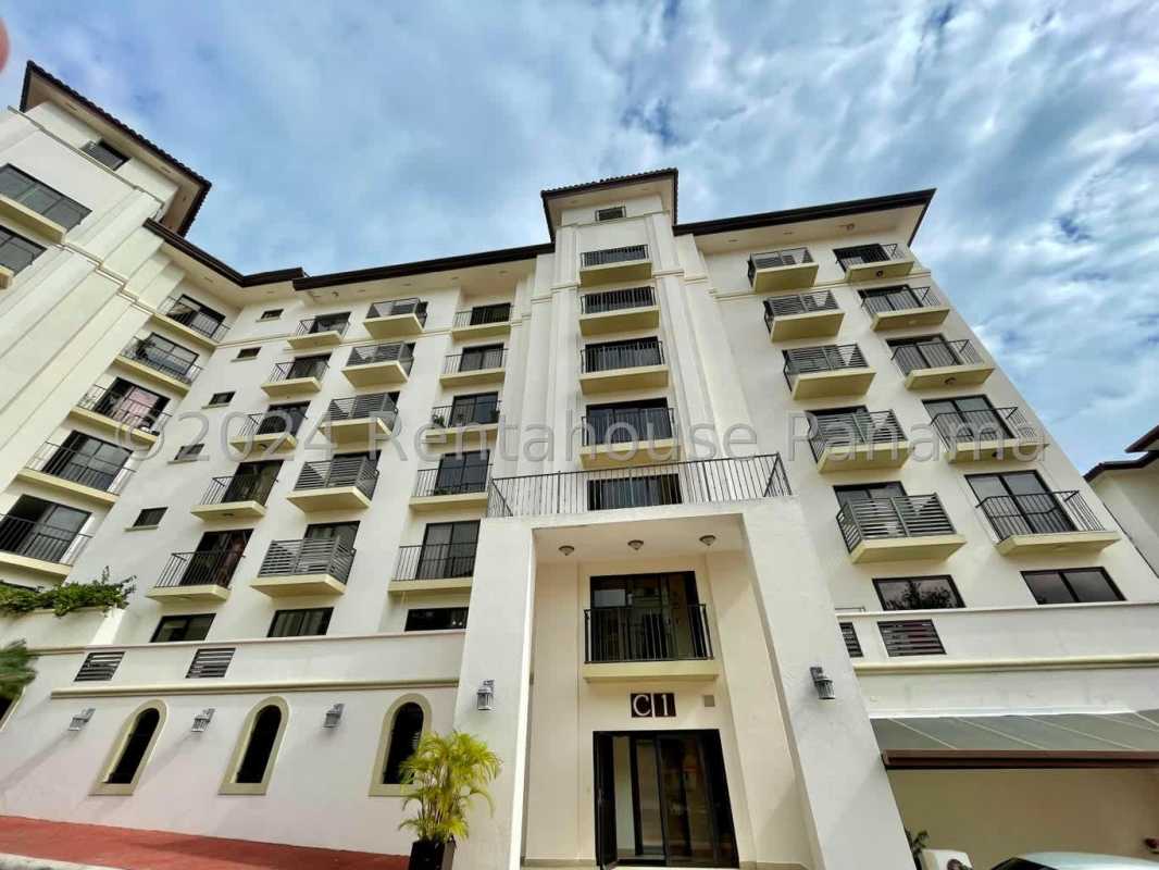 Spacious 4BR Condo with Pool & Tennis Albrook Gardens