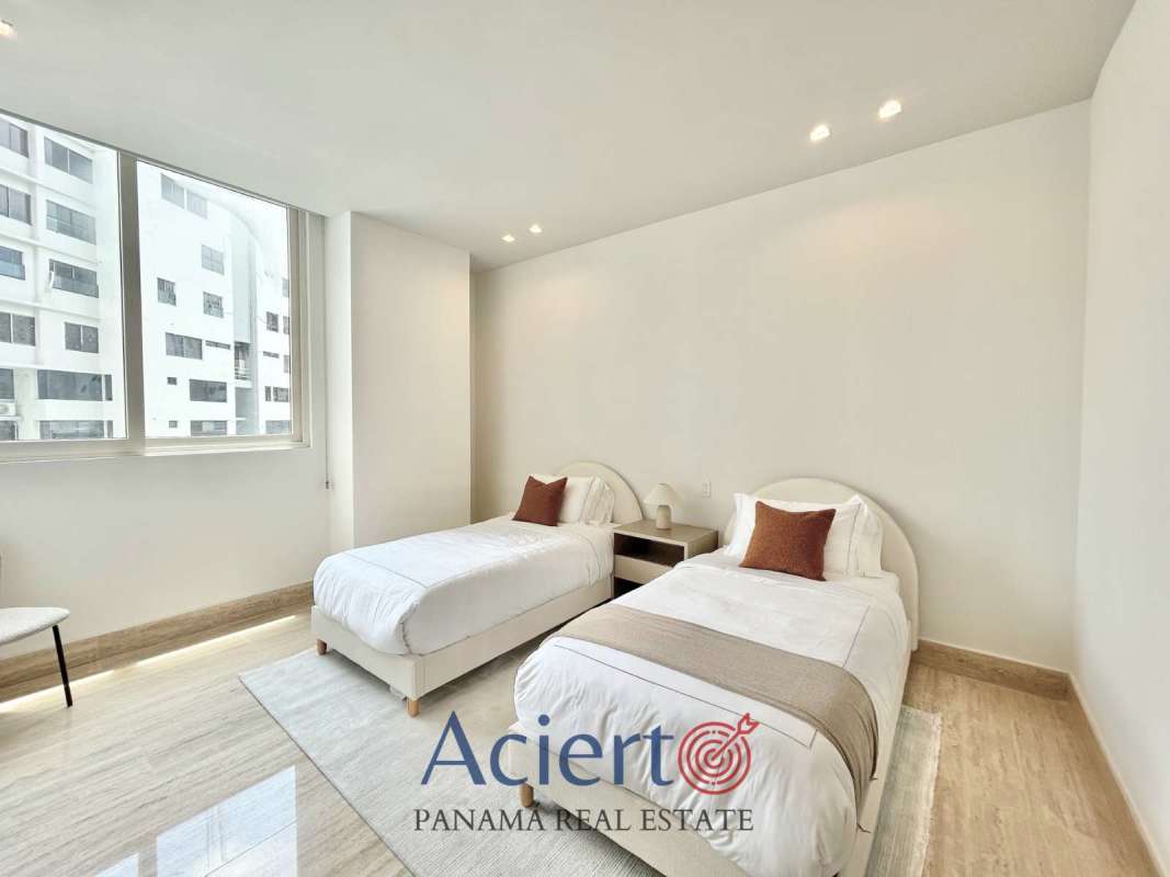 Private oceanfront balcony with glass railings and panoramic views PH Punta Paitilla Panama