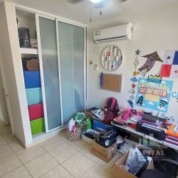 Kids' room with sliding closet doors and AC at Los Álamos Costa Verde