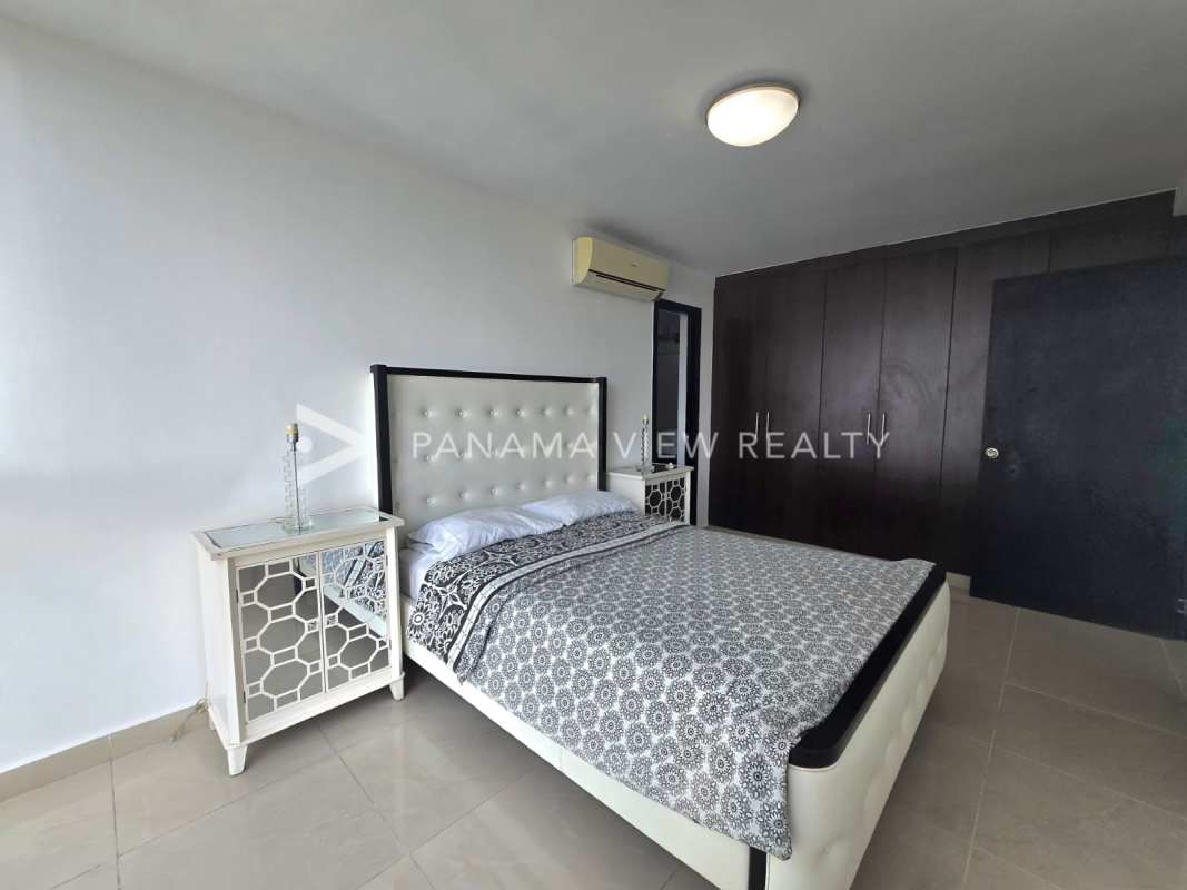 Closed kitchen with granite countertops and modern cabinetry PH Belle View Avenida Balboa Panama