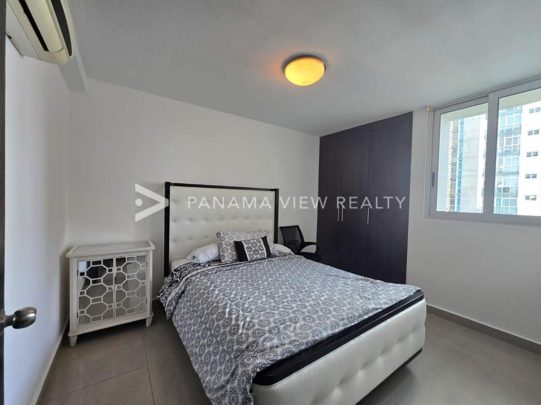 Luxury infinity swimming pool with ocean view PH Belle View Avenida Balboa Panama