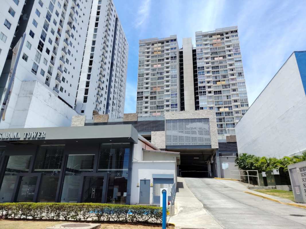 Bright bedroom with large window and closet in PH Sabana Tower Via España Panama