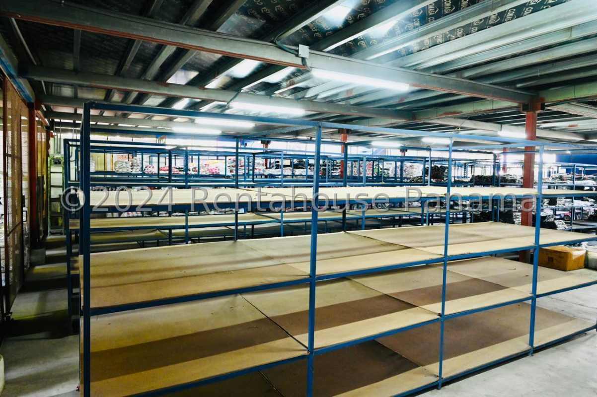 Commercial office inside warehouse with AC, tiled floors, partition walls in Panama