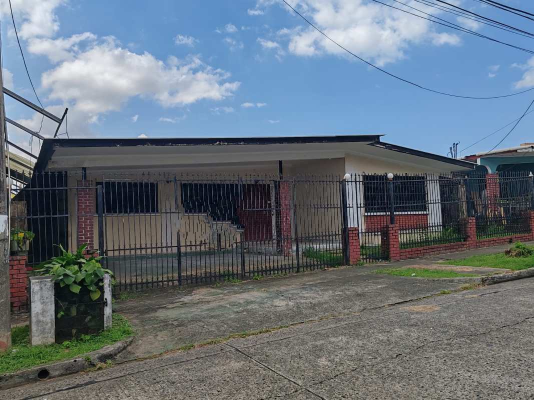 Bedroom featuring built-in closet, AC unit, ceramic tile floors in El Dorado Betania rental house