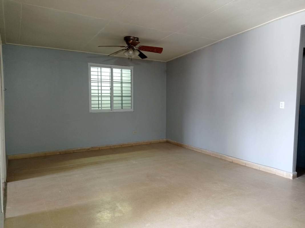Spacious main living area tiled floors ceiling fan house for rent in Panama El Dorado