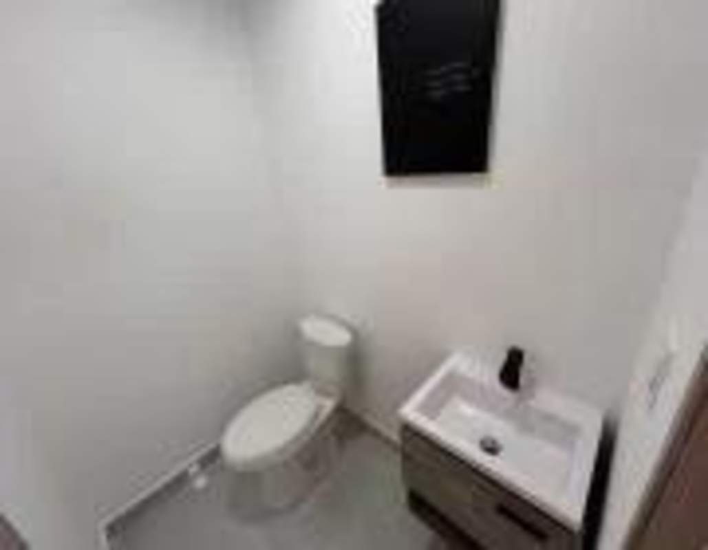 Lobby lounge area inside Torre Arboleda medical office tower in Costa del Este