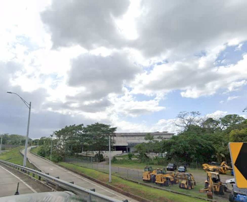 Metal warehouse with open yard fenced industrial land next to Corredor Norte in Panama