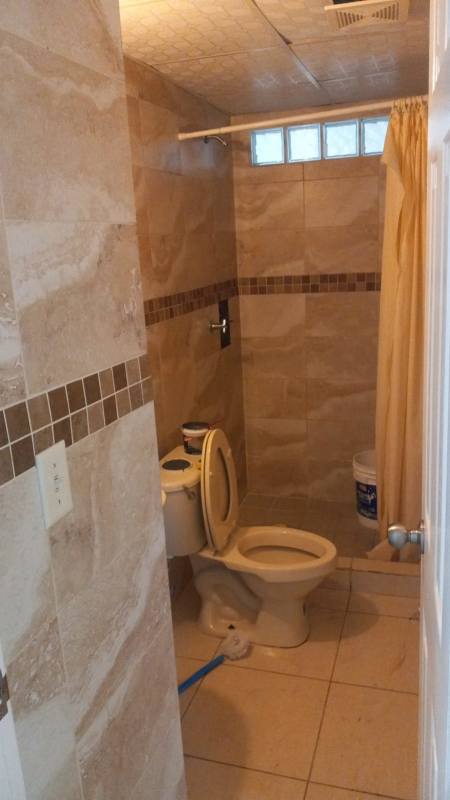 Modern kitchen with granite counter, upper cabinets, tile backsplash in PH Las Palmeras Río Abajo Panama