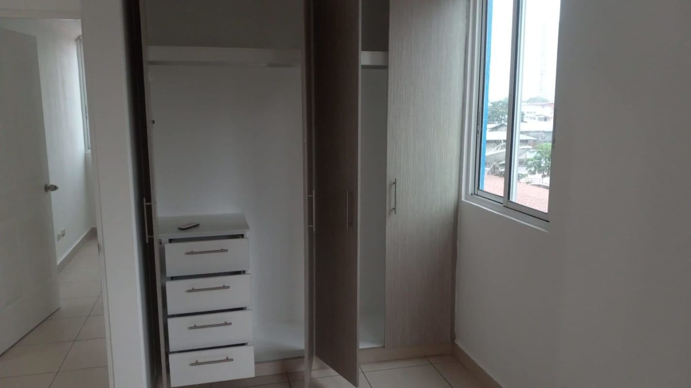 Bathroom with beige tiles, shower area, sink in PH Las Palmeras Rio Abajo