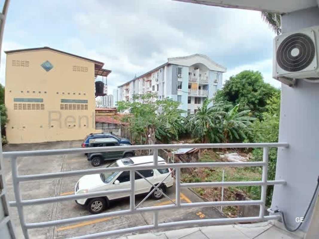 Closed kitchen with granite countertops and cabinets PH Parque Lefevre Panama