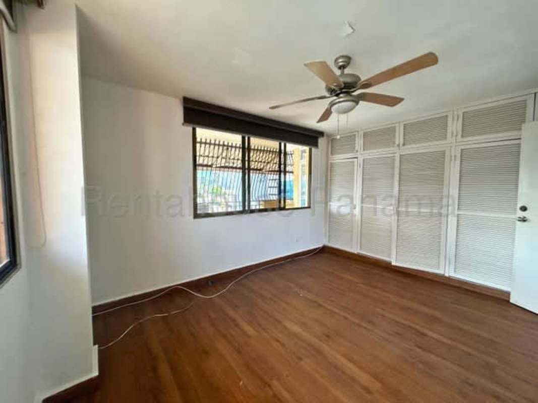 Bedroom with wood floors, ceiling fan and closet in Panama Obarrio apartment