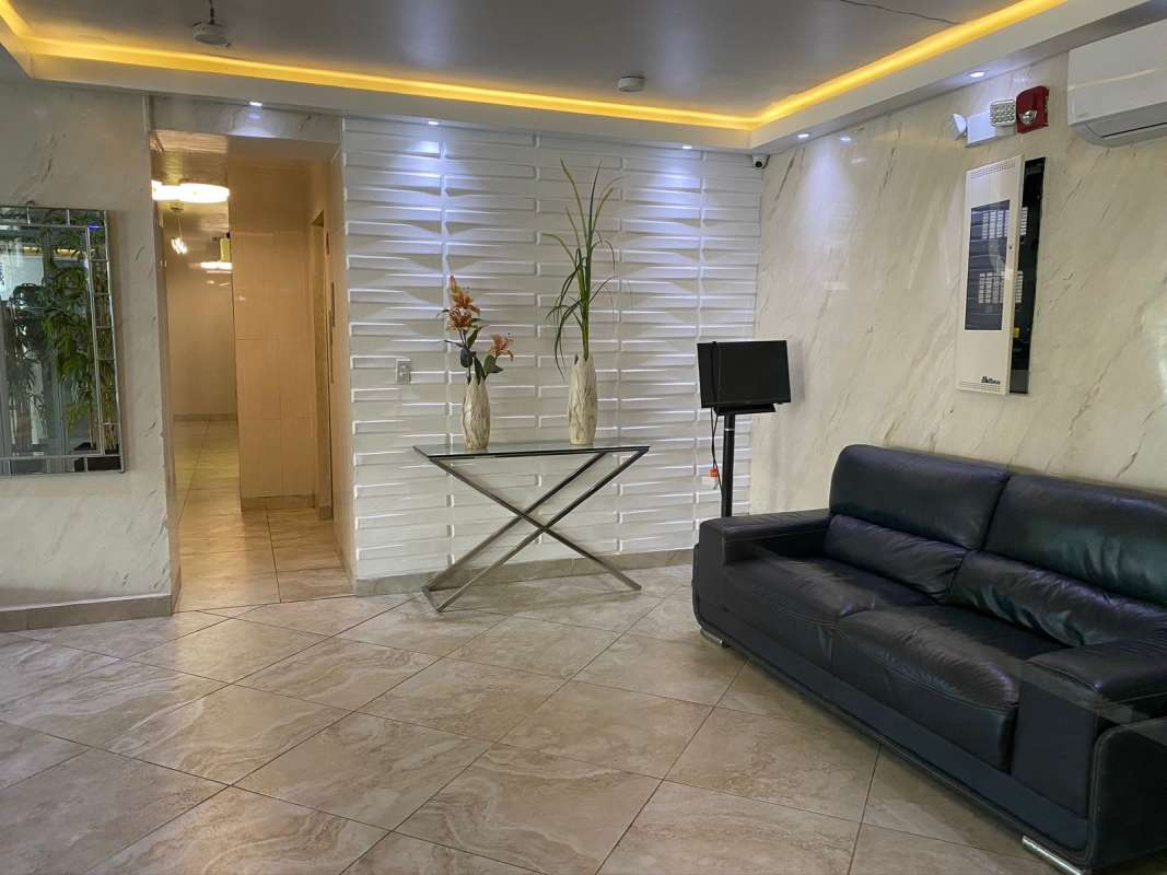 Bedroom furnished with bed, AC, fan, wardrobe at PH Central Park 12 Octubre Panama City