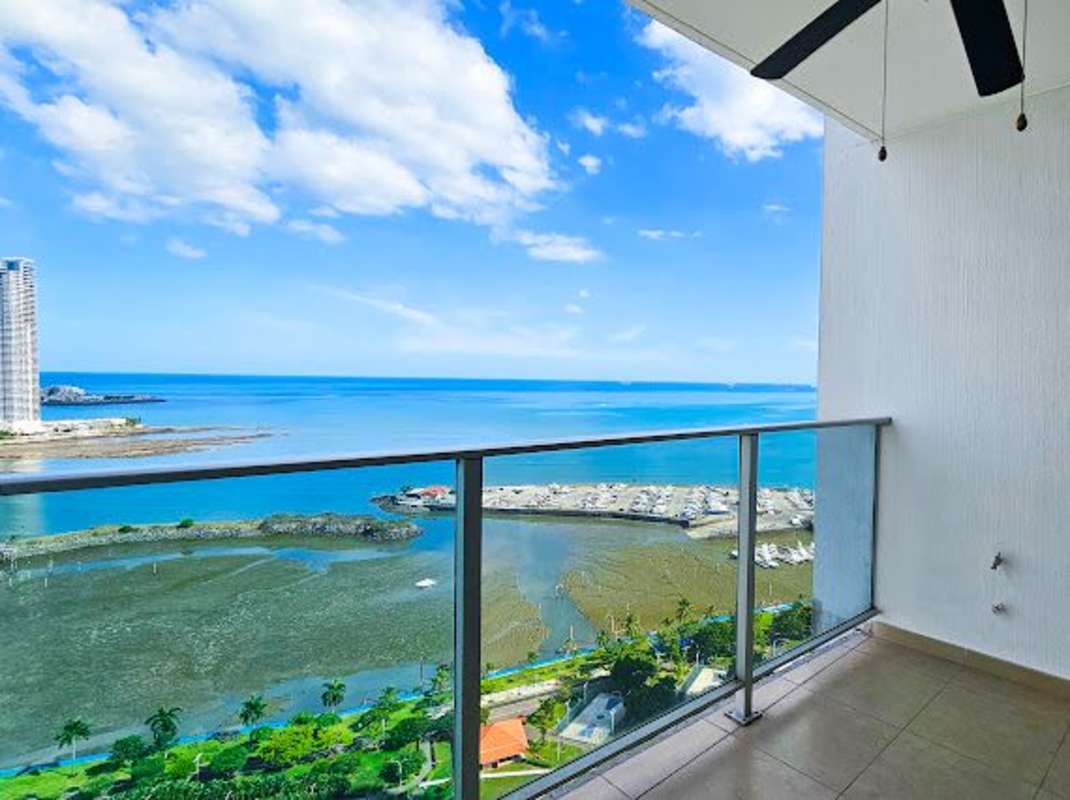 Private balcony with panoramic ocean and skyline view PH BICSA Tower Panama