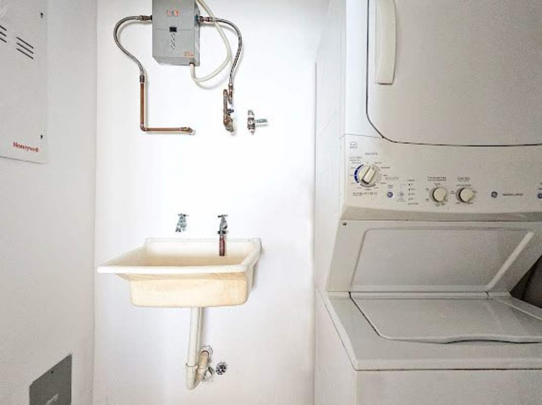 Second bedroom with large window and closet in PH BICSA Tower Panama