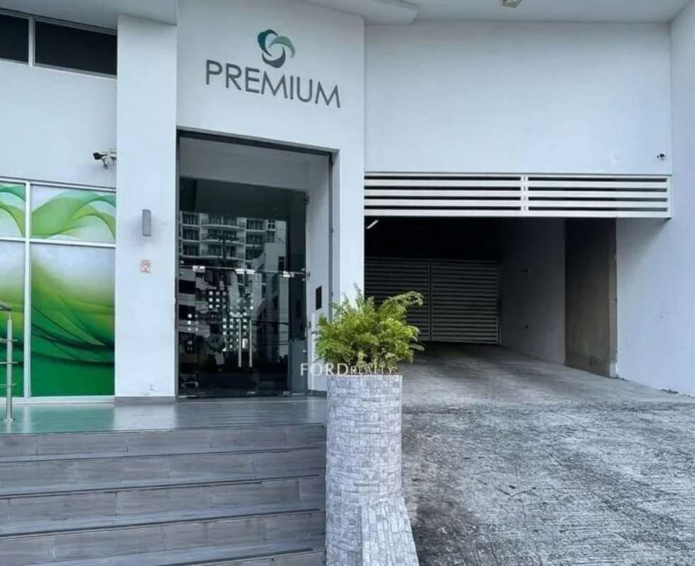 Glass doorway main entrance PH Premium with greenery and driveway ramp Carrasquilla Panama