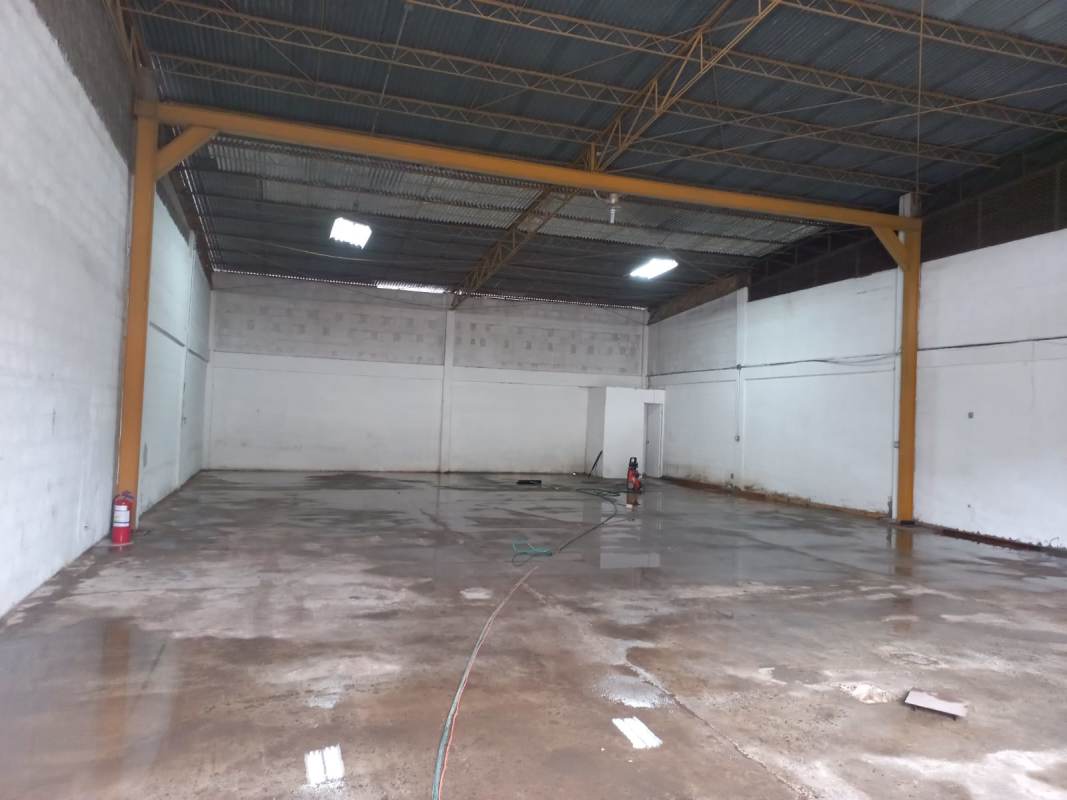 Industrial warehouse with large open space, concrete flooring, high metal ceilings in La Locería Panama